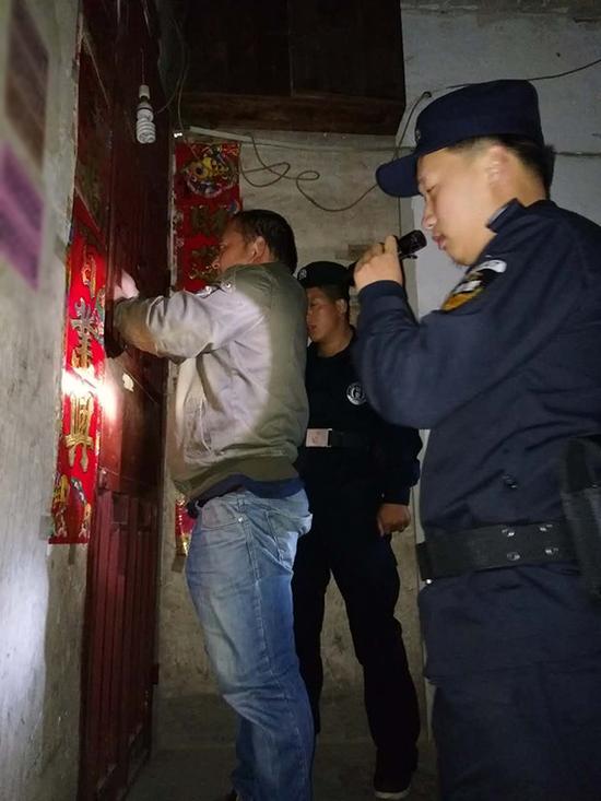 澳门半岛粗心妈妈误将幼女锁家中 民警全城寻开锁师傅开门