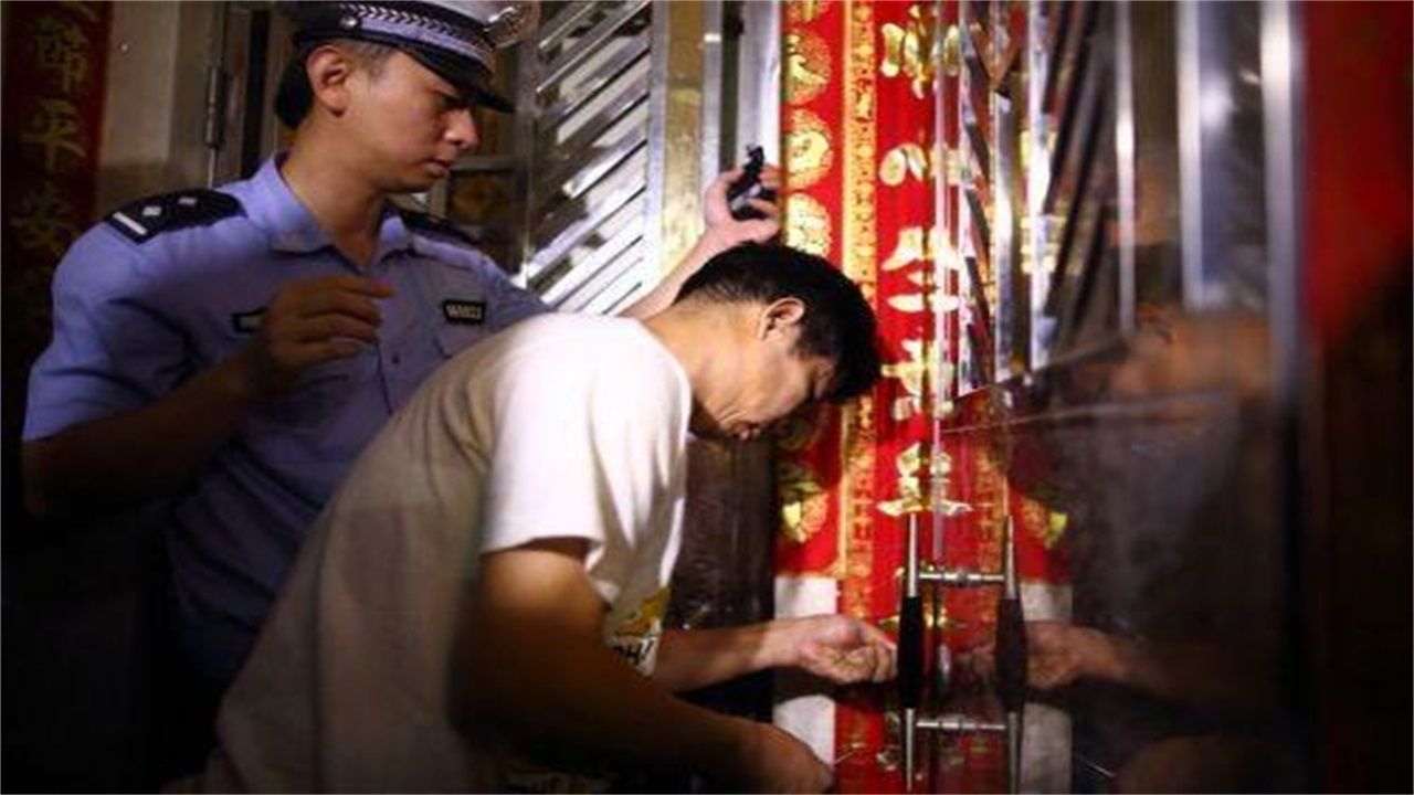 澳门半岛请开锁师傅开了锁后，师傅为什么一般都不进门，就算主人请也不进去？